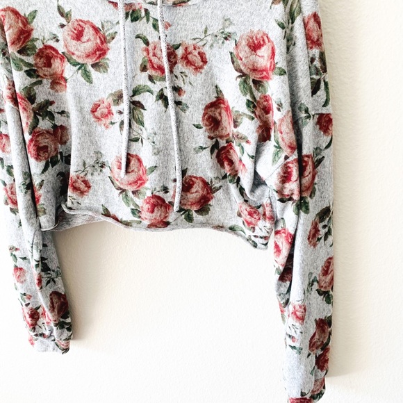 Soft gray rose 🌹 crop top - Picture 3 of 7